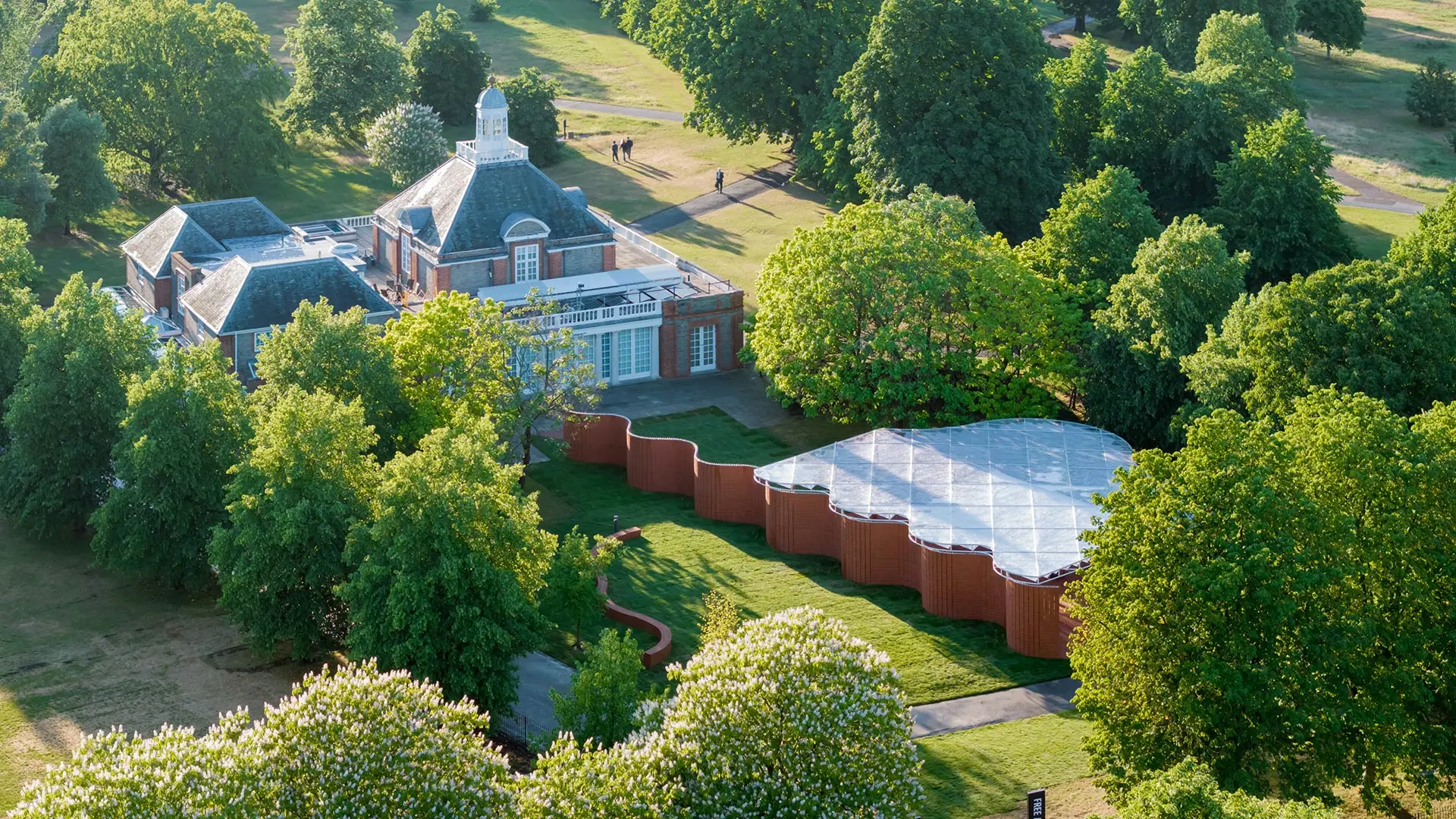 Serpentine Pavilion 2026, un padiglione a forma di serpente progettato da Isabel Abascal e Alessandro Arienzo, LANZA atelier. Vista esterna © LANZA atelier, Foto Iwan Baan, Per gentile concessione di Serpentine.
