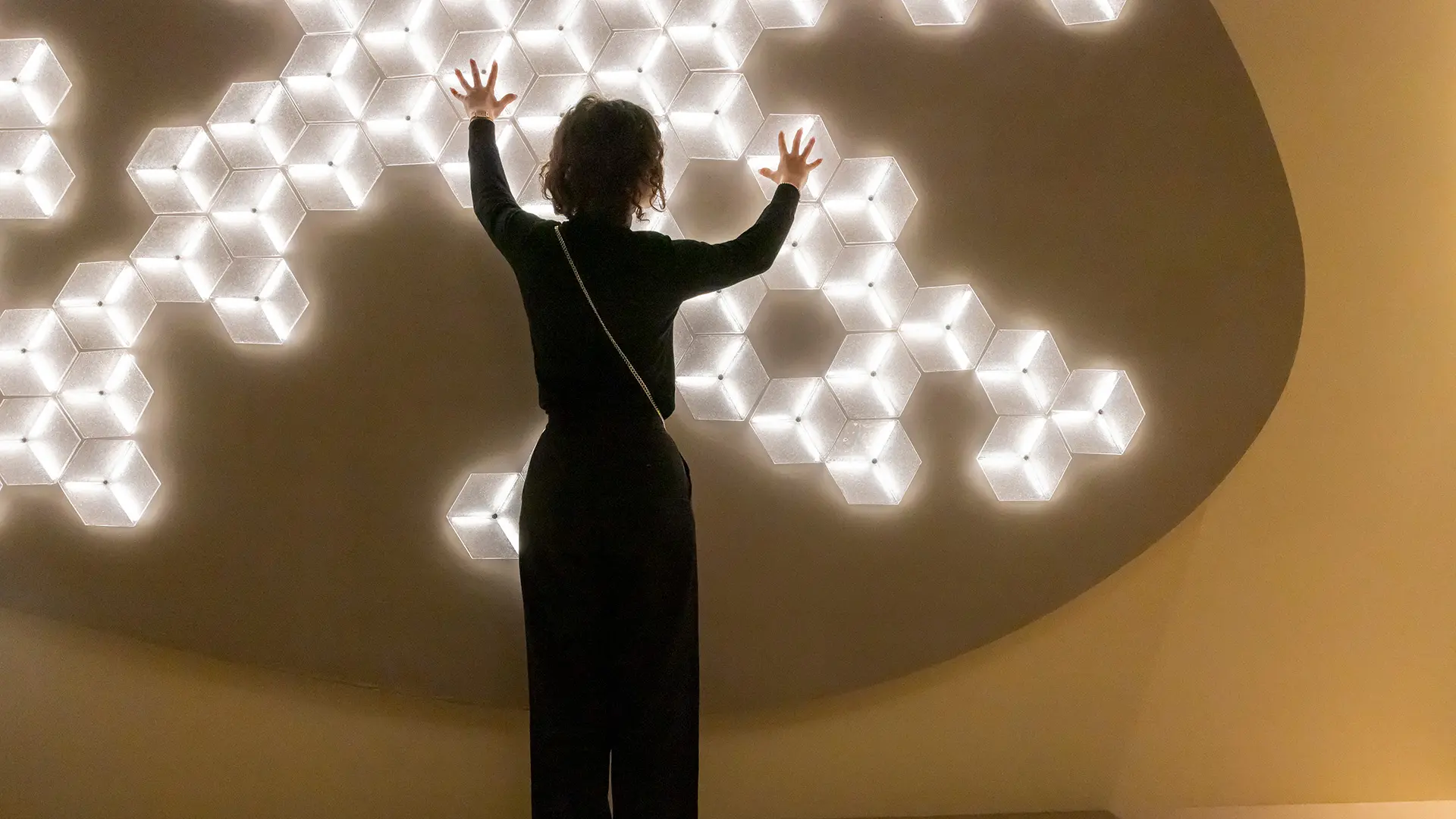 sistema di illuminazione a parete con mattonelle in vetro dalla forma esagonale