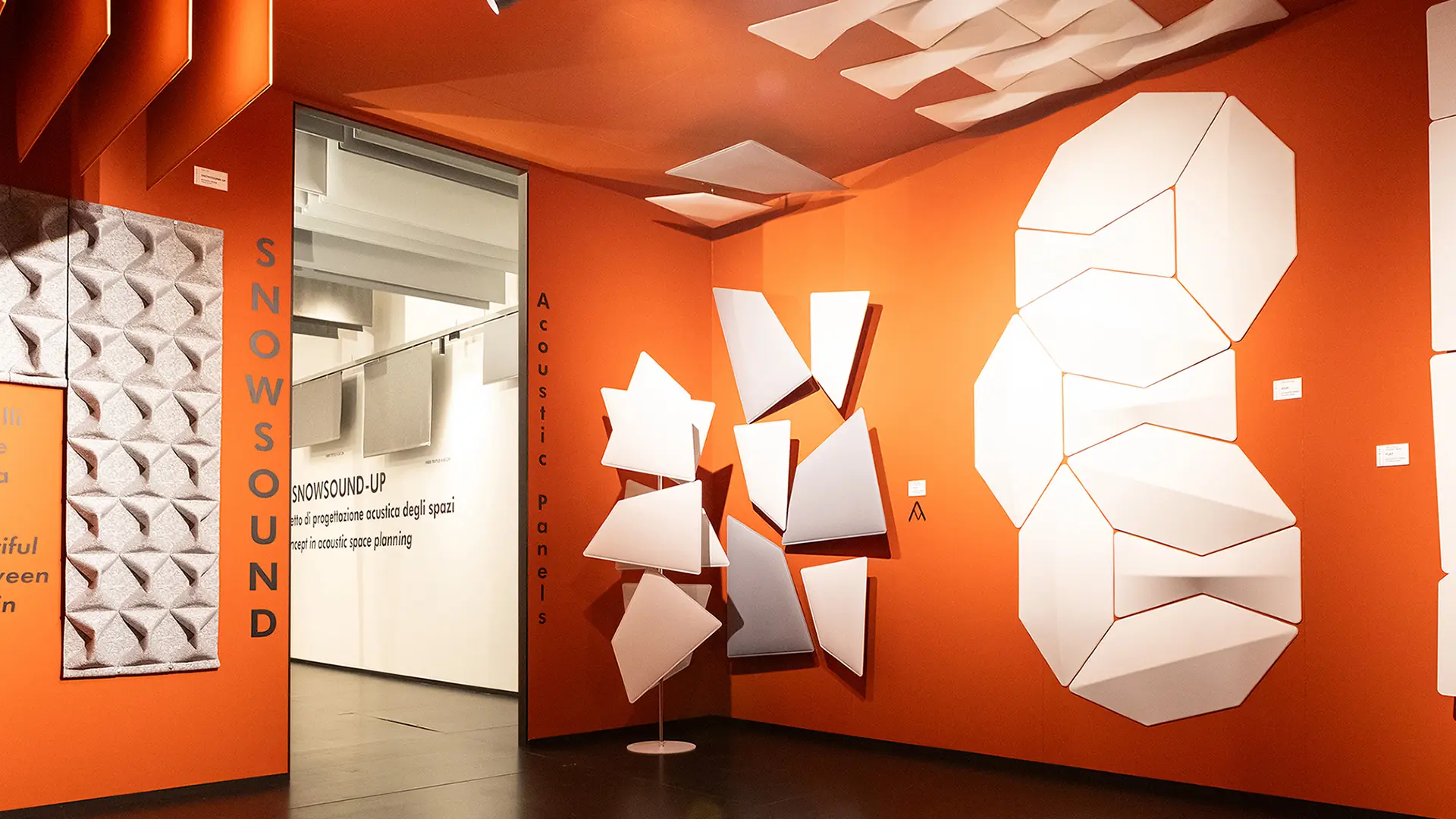 Sound-absorbing wall panels and sound absorbing totems with quandrangular elements